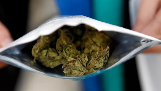 Imagen de archivo de una bolsita de cinco gramos de cannabis Imagen de archivo de una bolsita de cinco gramos de cannabis