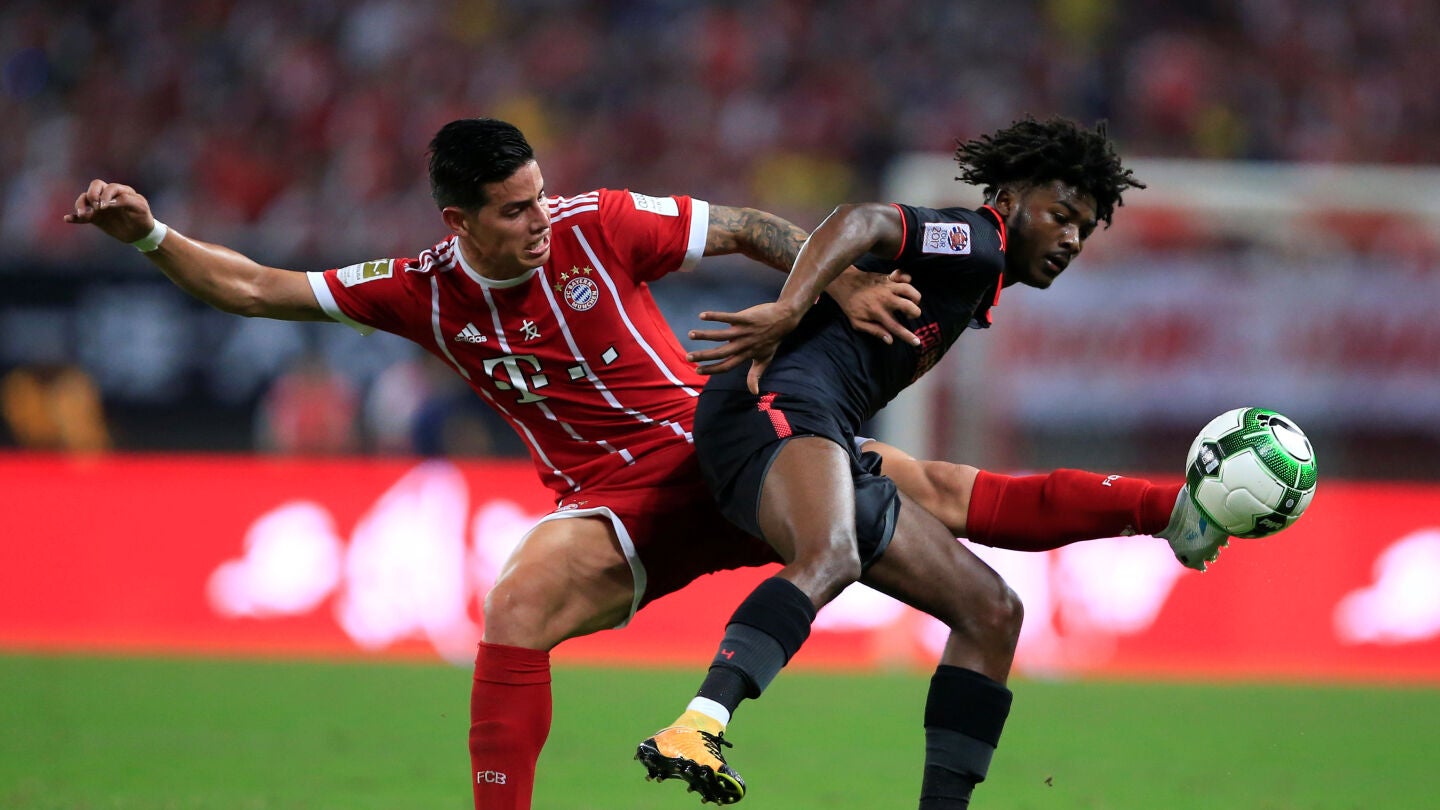 James Rodr&iacute;guez pelea un bal&oacute;n ante Maitland-Niles 