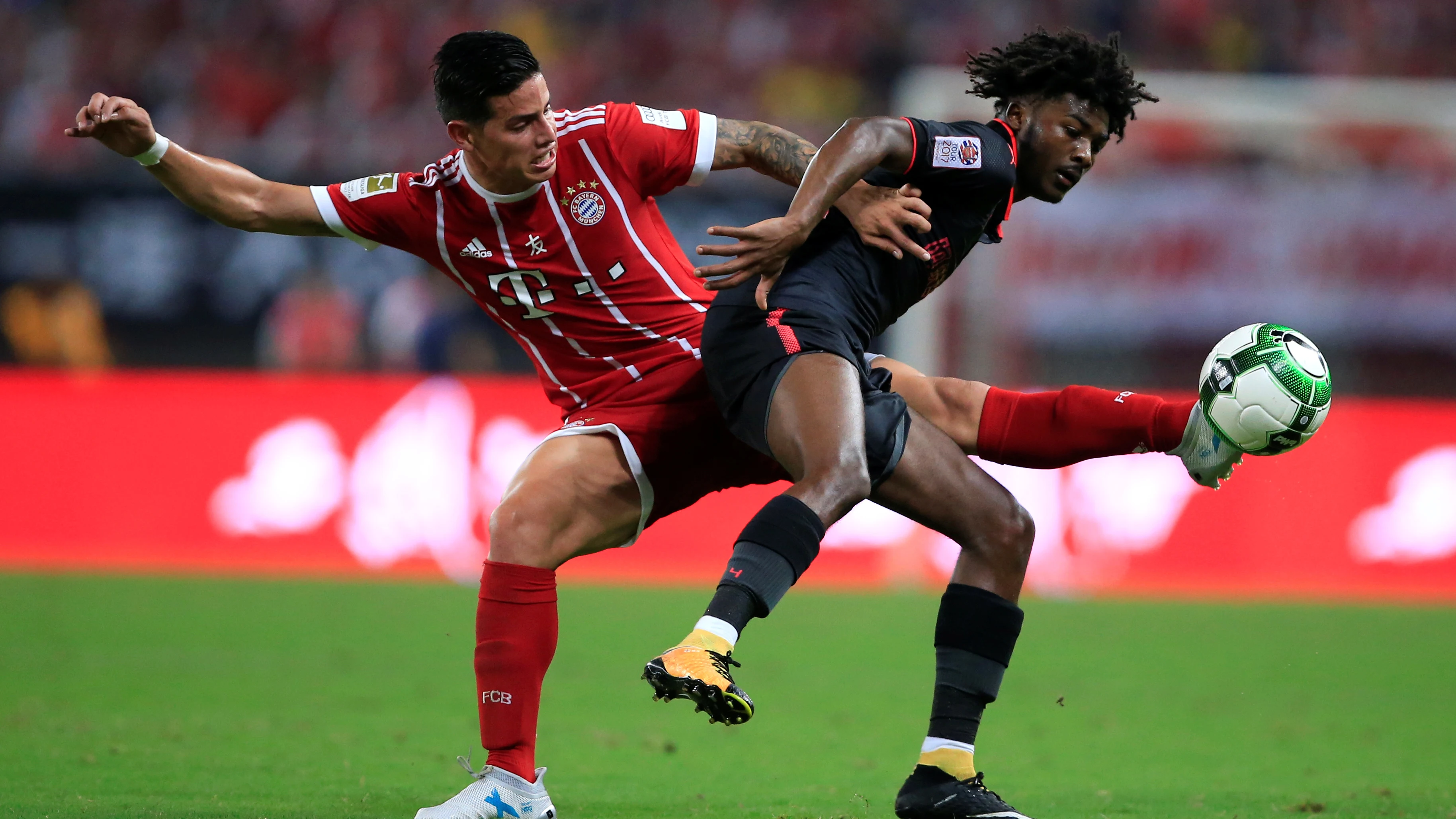 James Rodríguez pelea un balón ante Maitland-Niles 