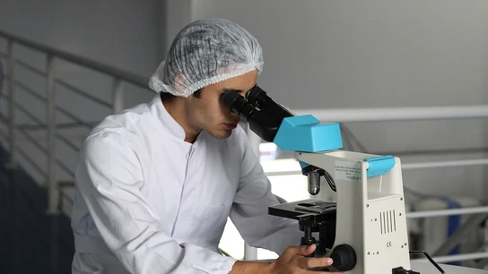 Investigador en laboratorio 2021 podría ser el año en el que la hepatitis C sea historia en España