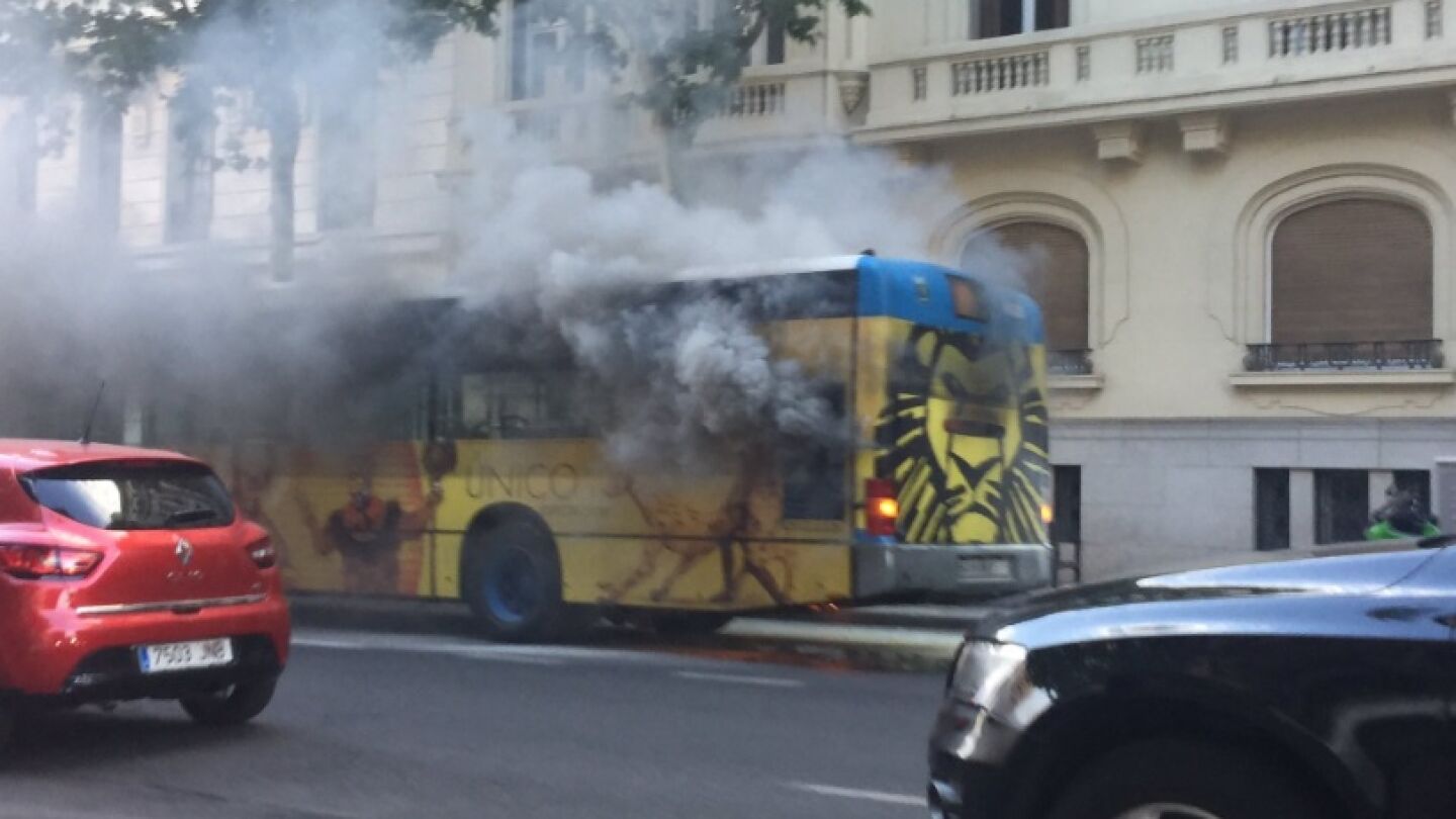 Un autob&uacute;s arde en Madrid