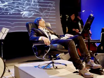El neurocientífico y músico Thomas Deuel toca el encefalófono en una demostración El neurocientífico y músico Thomas Deuel toca el encefalófono en una demostración