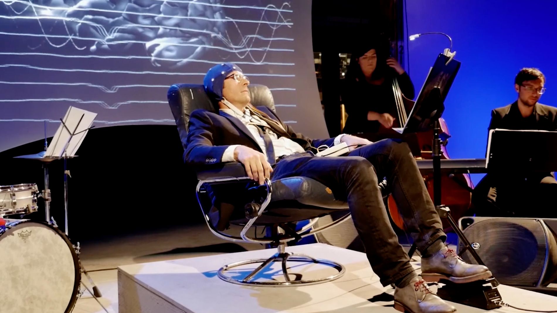 El neurocientífico y músico Thomas Deuel toca el encefalófono en una demostración