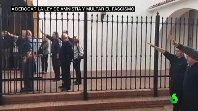 Saludos fascistas a las puertas de una iglesia