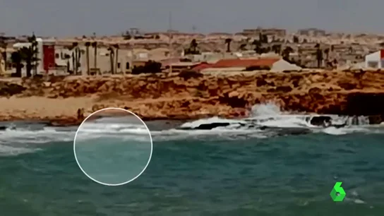 Un guardia civil se lanza al mar y rescata a dos menores en una cala de Torrevieja Un guardia civil se lanza al mar y rescata a dos menores en una cala de Torrevieja