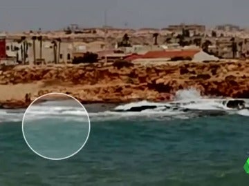 Un guardia civil se lanza al mar y rescata a dos menores en una cala de Torrevieja Un guardia civil se lanza al mar y rescata a dos menores en una cala de Torrevieja
