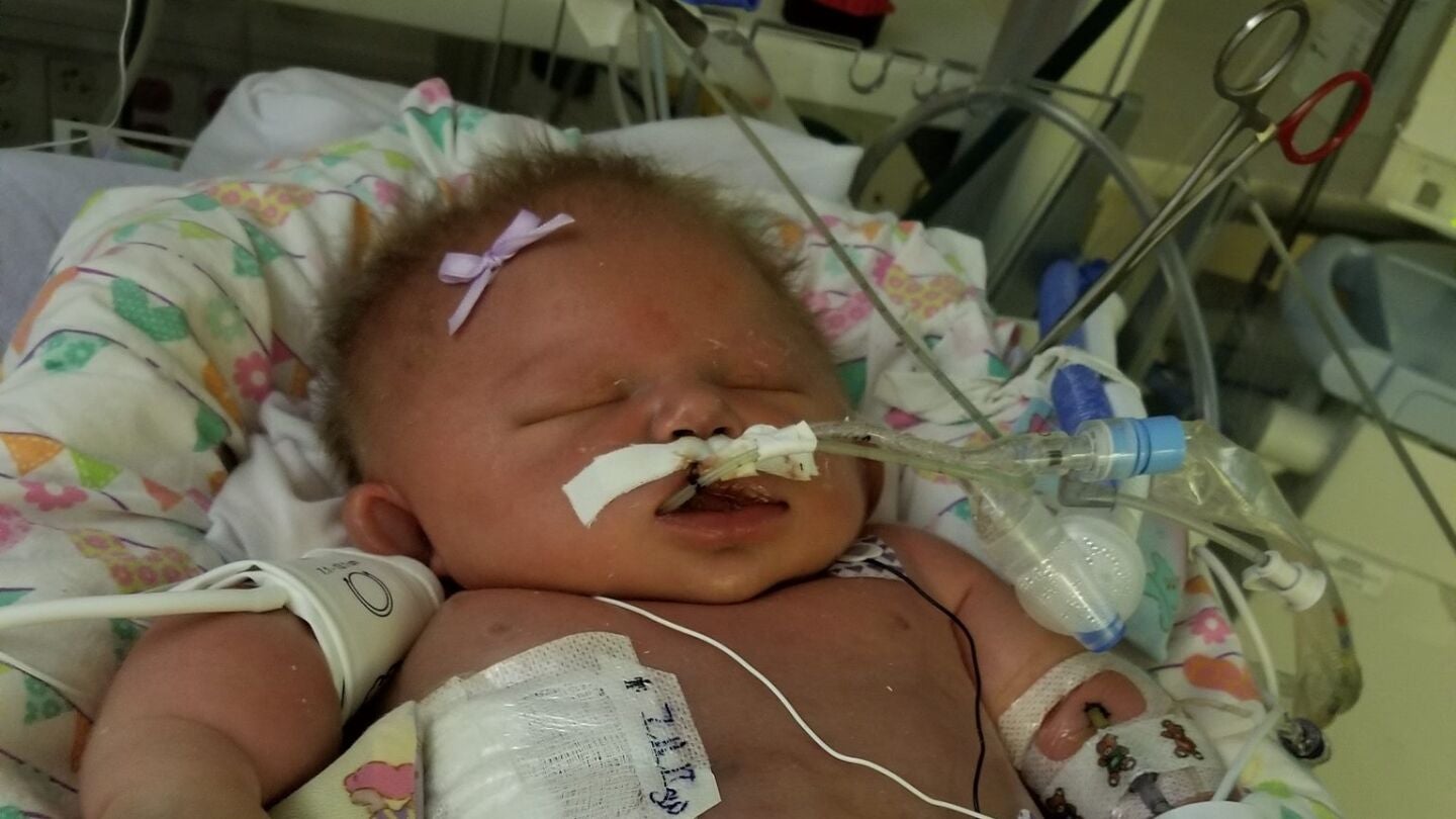 La peque&ntilde;a Mariana intubada en el hospital