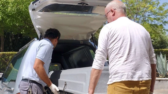 Unos operarios de la funeraria trasladan el féretro con el cadáver de Miguel Blesa