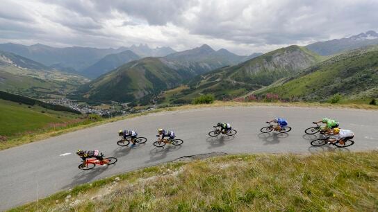 Vista cenital de un grupo de ciclistas en la 17&ordf; Etapa del Tour de Francia