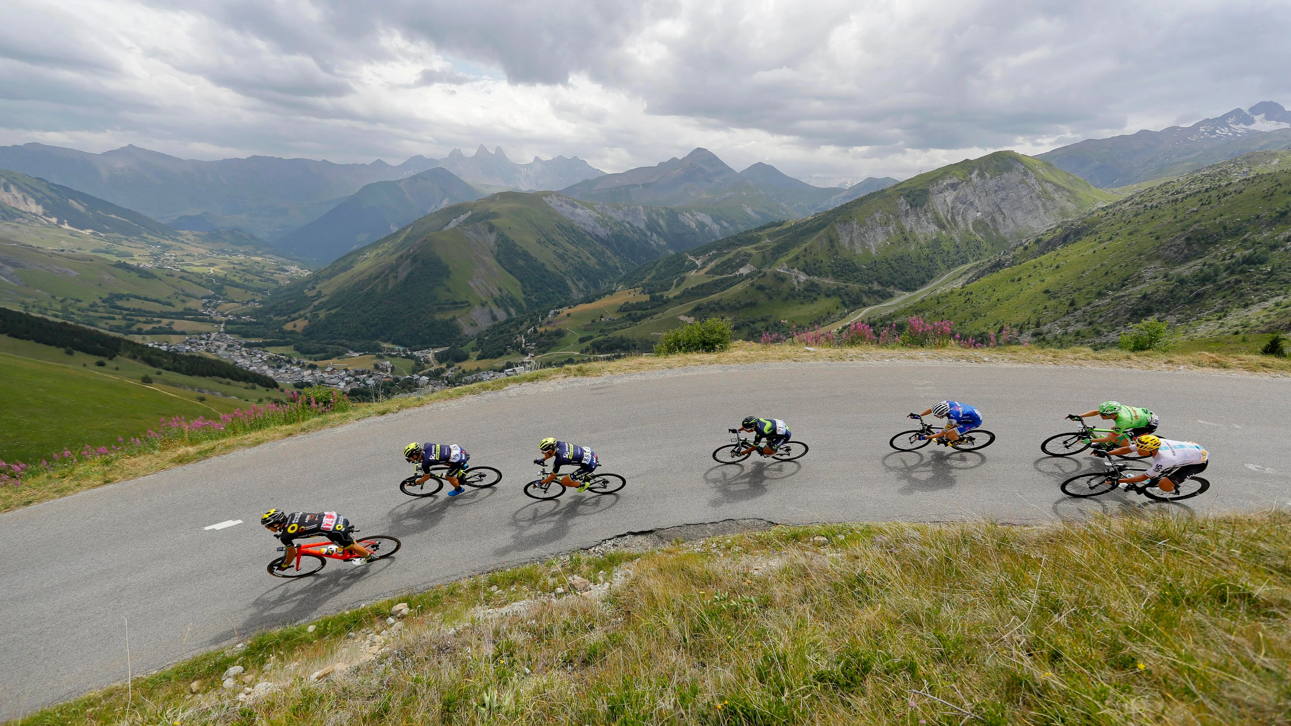 Vista cenital de un grupo de ciclistas en la 17ª Etapa del Tour de Francia
