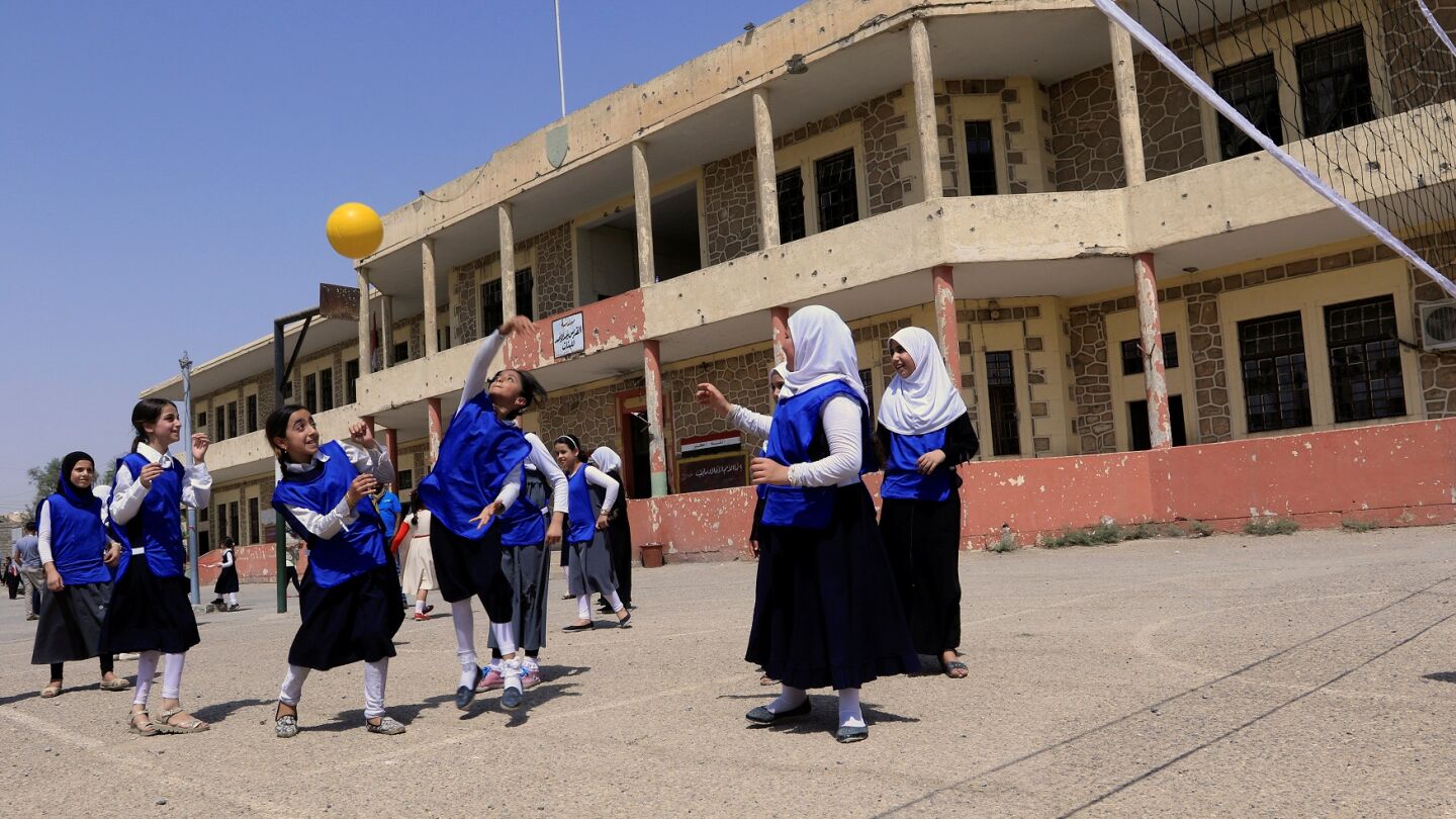 Las ni&ntilde;as juegan al volley en una escuela de Mosul
