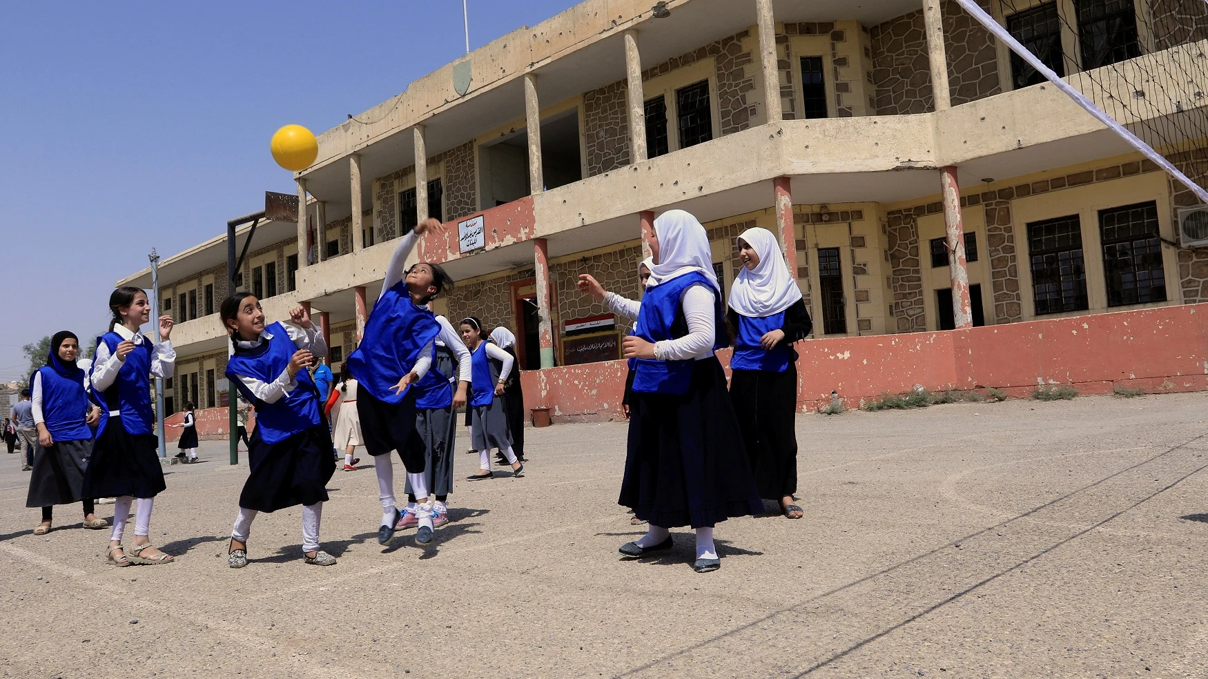 Las niñas juegan al volley en una escuela de Mosul