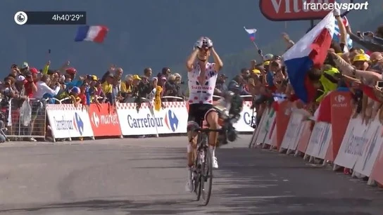 Romain Barguil celebra su victoria de etapa en la cima del Izoard Romain Barguil celebra su victoria de etapa en la cima del Izoard