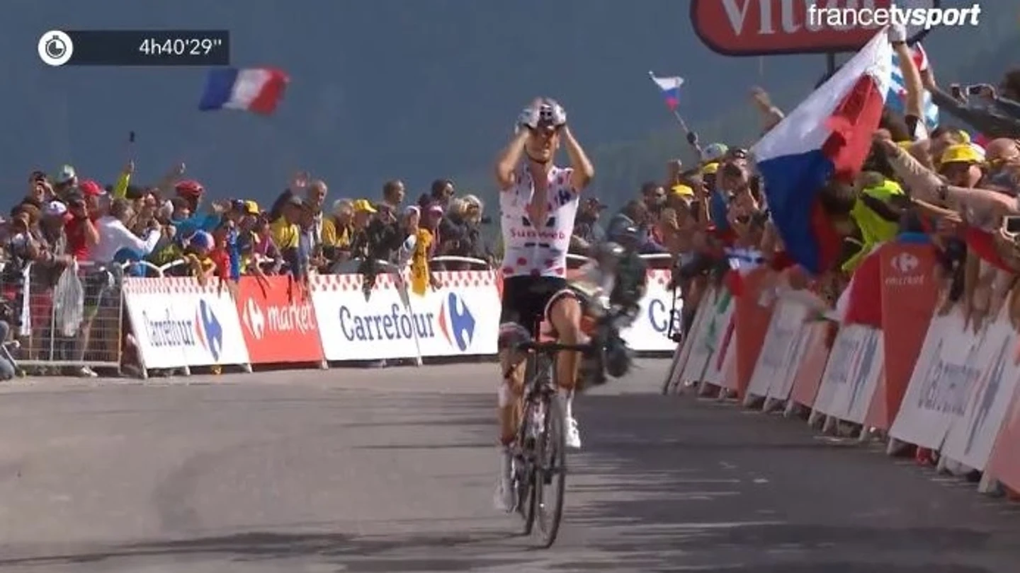 Romain Barguil celebra su victoria de etapa en la cima del Izoard Romain Barguil celebra su victoria de etapa en la cima del Izoard