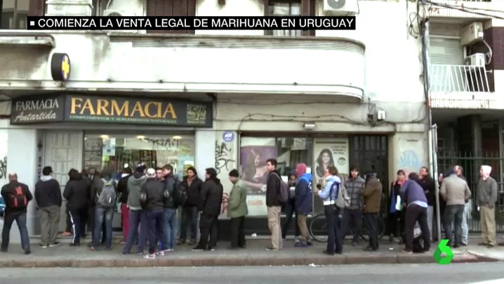 Colas en las puertas de una farmacia