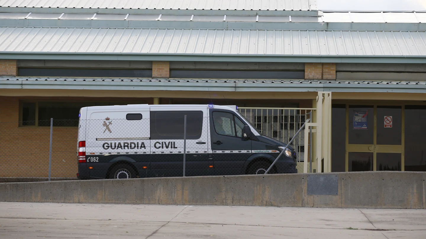 Un vehículo de la Guardia Civil traslada a Ángel María Villar a la prisión de Soto del Real Un vehículo de la Guardia Civil traslada a Ángel María Villar a la prisión de Soto del Real