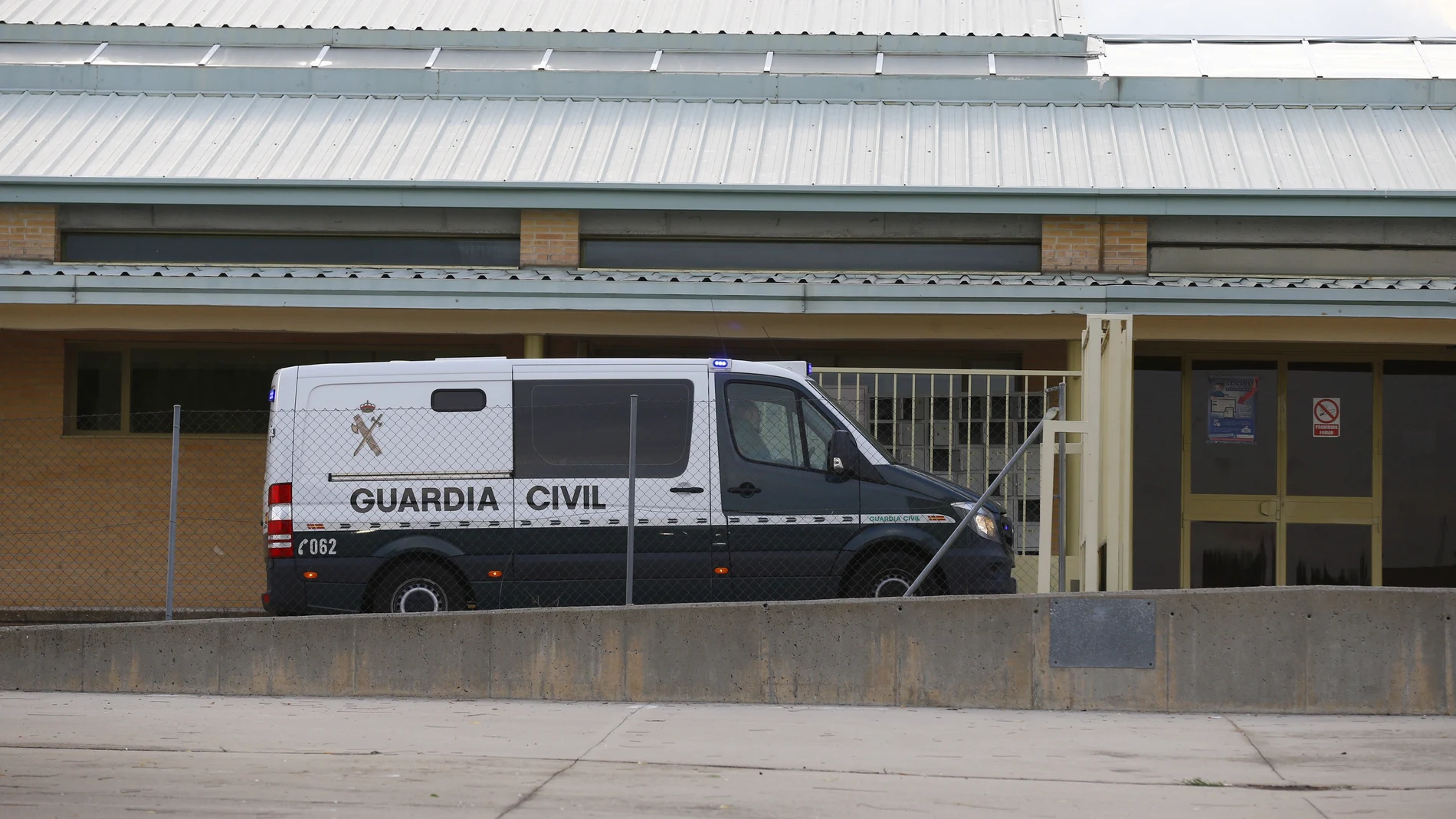 Un vehículo de la Guardia Civil traslada a Ángel María Villar a la prisión de Soto del Real