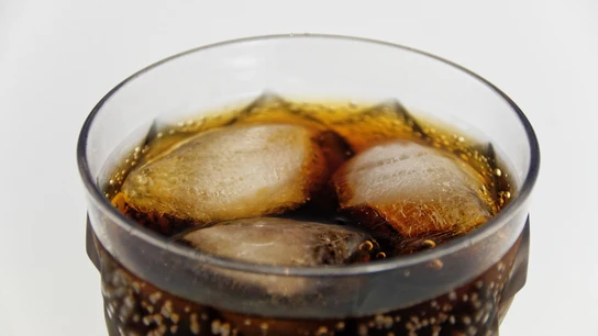Imagen de un vaso de refresco con hielo Imagen de un vaso de refresco con hielo