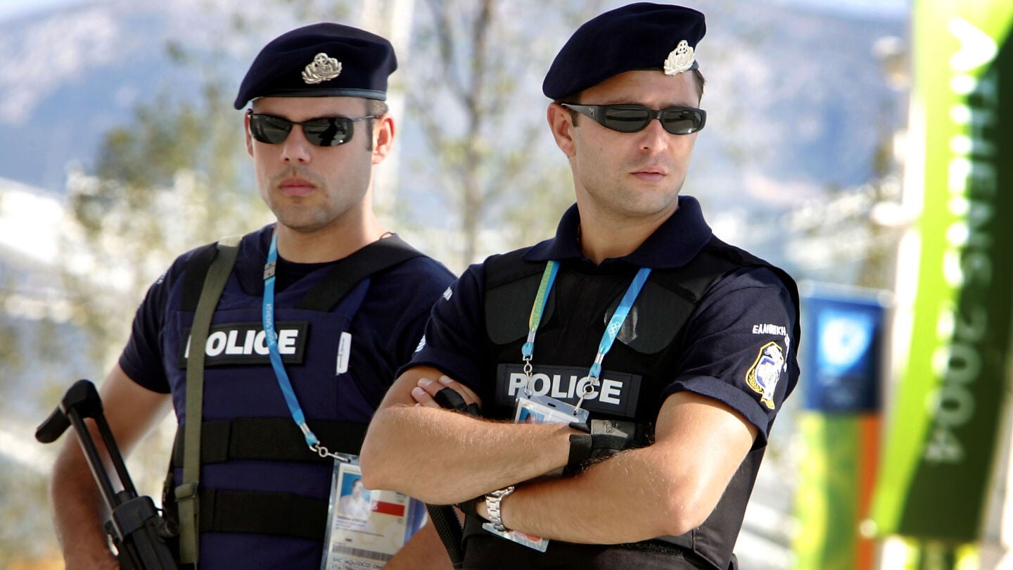 Dos agentes de polic&iacute;a griega