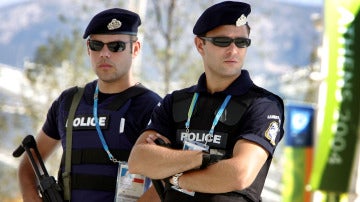 Dos agentes de policía griega