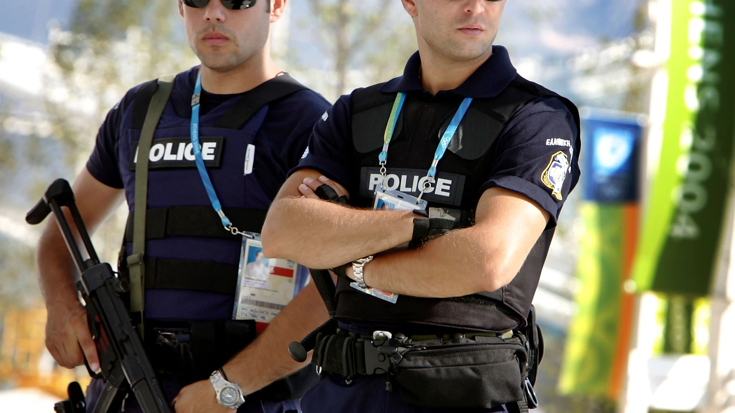 Dos agentes de policía griega