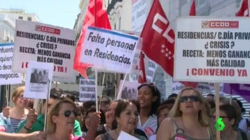 Los trabajadores de residencias de ancianos de la Comunidad de Madrid se manifiestan por la falta personal