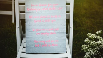 La imagen del mensaje que ocupó la silla del hijo fallecido de la novia