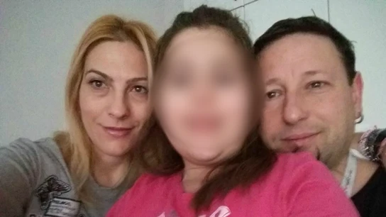 Lucía junto a sus padres Lucía junto a sus padres