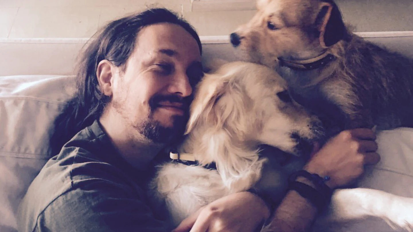 Pablo Iglesias, feliz junto a sus perros Pablo Iglesias, feliz junto a sus perros