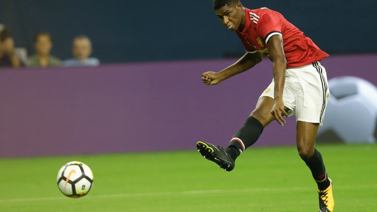 Rashford dispara a puerta Rashford dispara a puerta