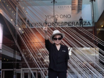 Yoko Ono le gana la partida a Heineken Yoko Ono le gana la partida a Heineken