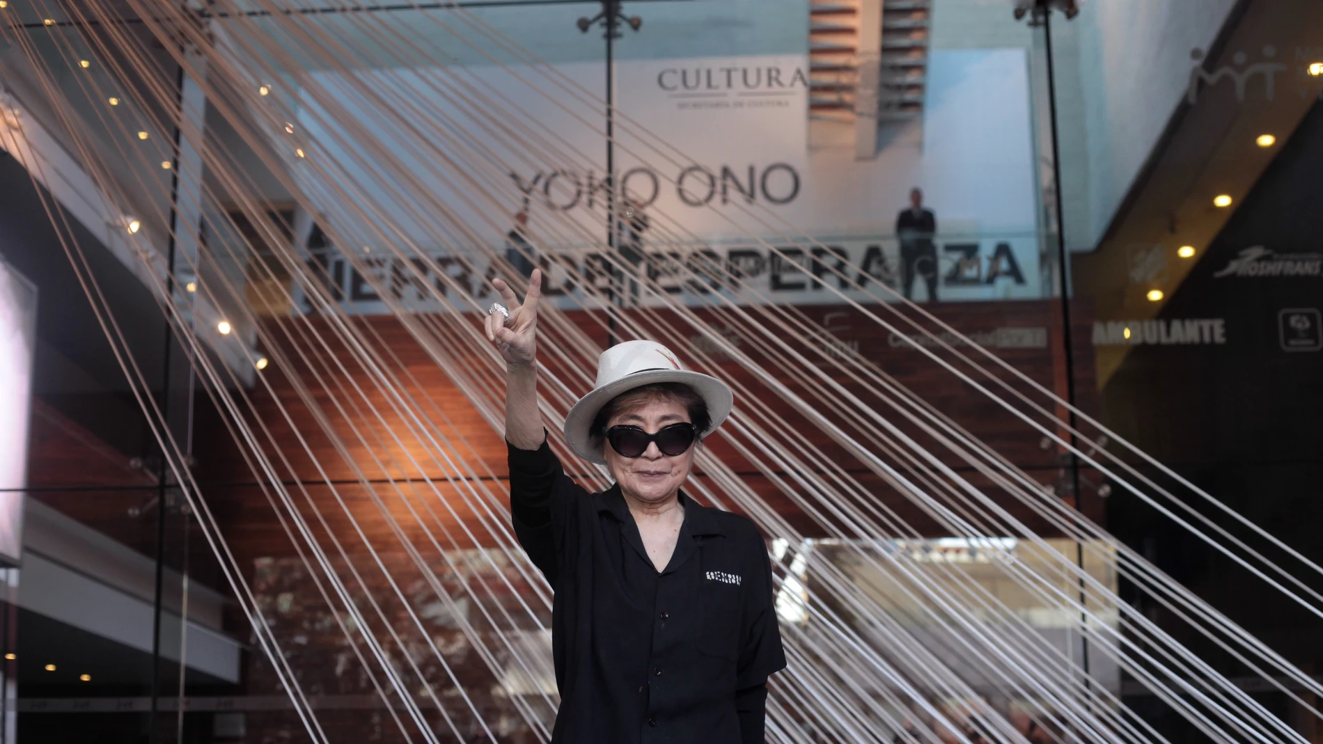 Yoko Ono le gana la partida a Heineken