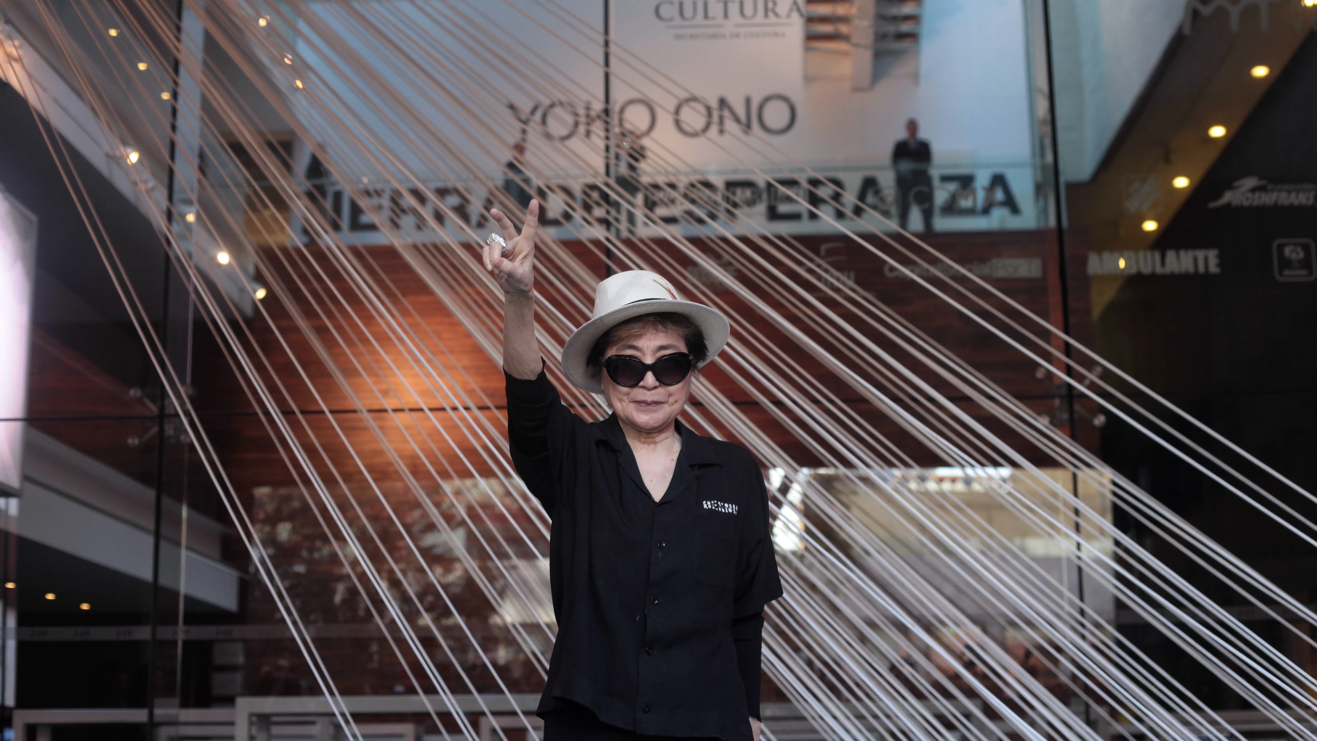 Yoko Ono le gana la partida a Heineken