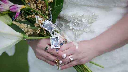 El ramo de la novia con fotos de su hijo fallecido El ramo de la novia con fotos de su hijo fallecido