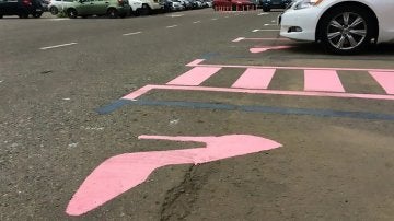 Un zapato de tacón rosa señala el parking 'solo de mujeres'