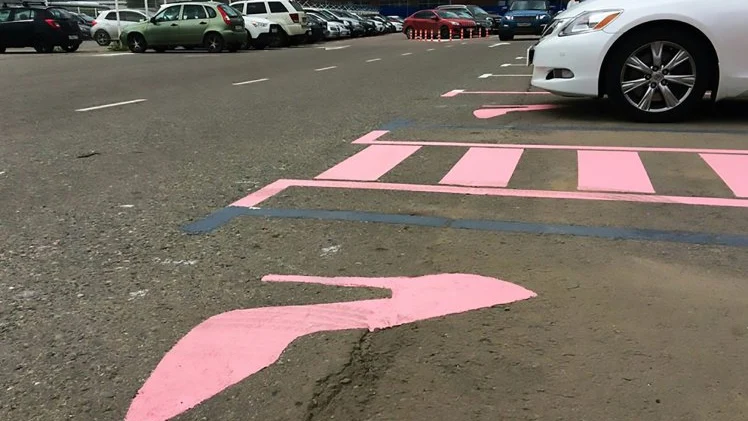 Un zapato de tacón rosa señala el parking 'solo de mujeres'