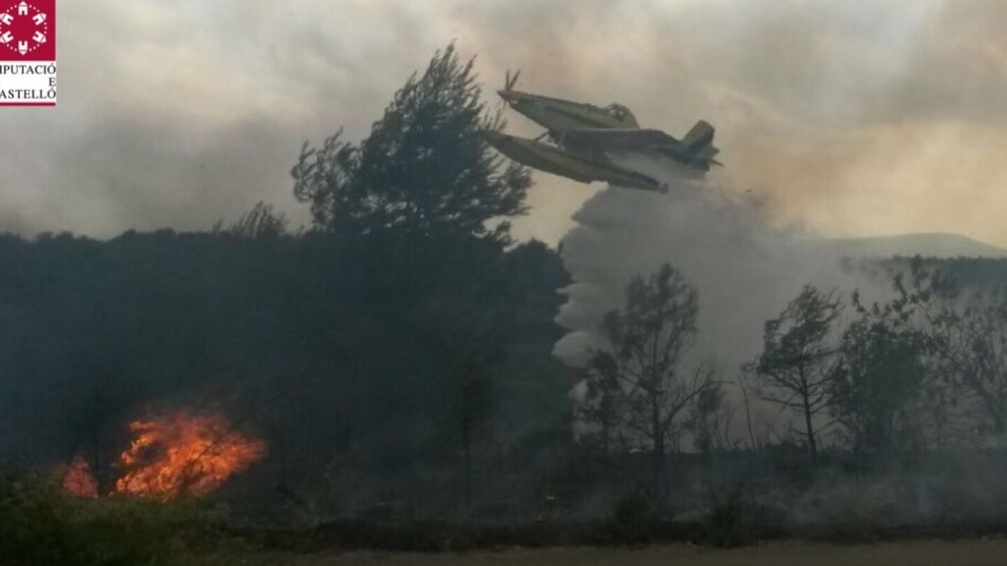 Efectivos a&eacute;reos combaten el incendio de Sant Mateu