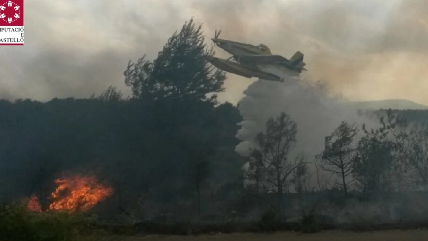 Efectivos aéreos combaten el incendio de Sant Mateu Efectivos aéreos combaten el incendio de Sant Mateu