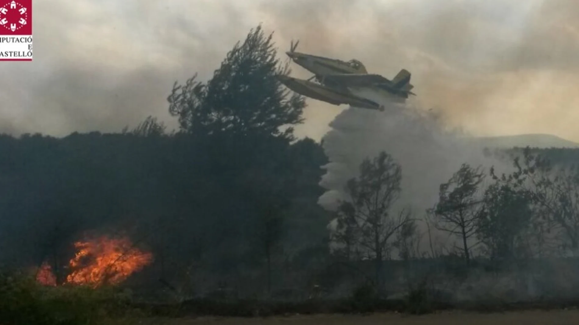 Efectivos aéreos combaten el incendio de Sant Mateu