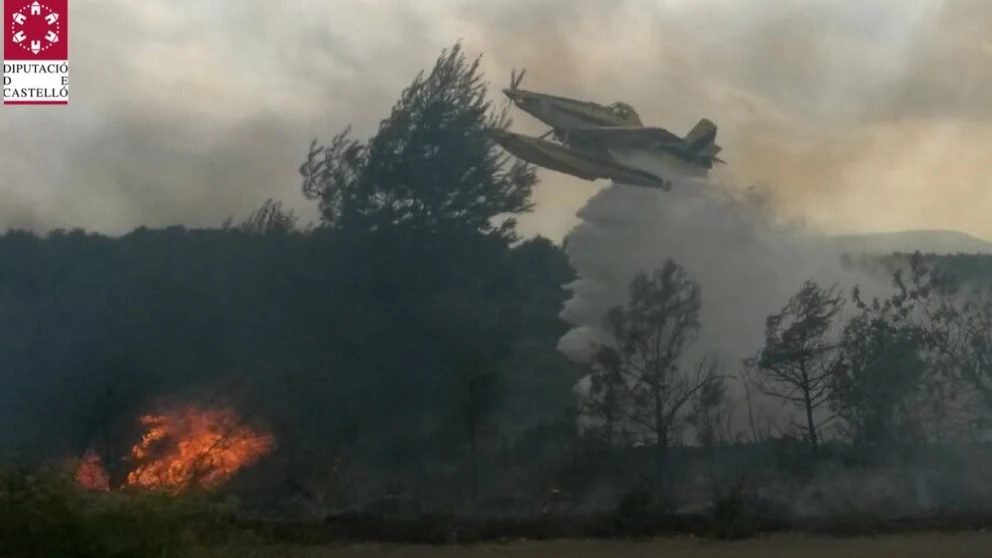 Efectivos aéreos combaten el incendio de Sant Mateu