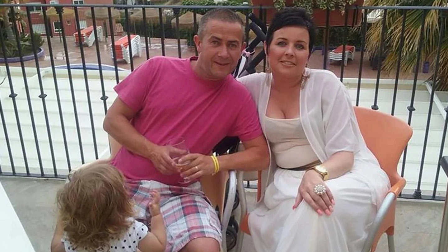 Pareja irlandesa con cáncer terminal con una de sus hijas Pareja irlandesa con cáncer terminal con una de sus hijas