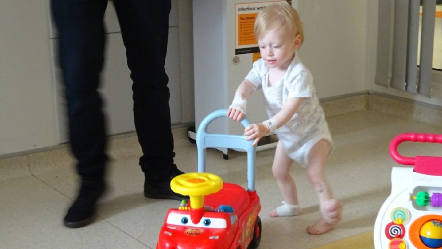 El peque&ntilde;o Oliver caminando en el hospital