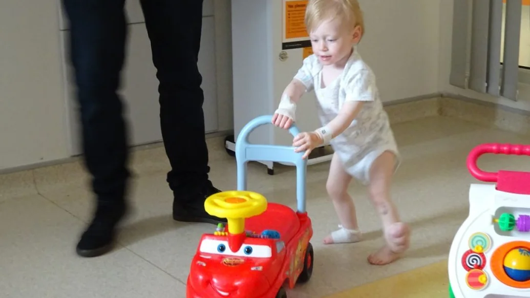 El pequeño Oliver caminando en el hospital