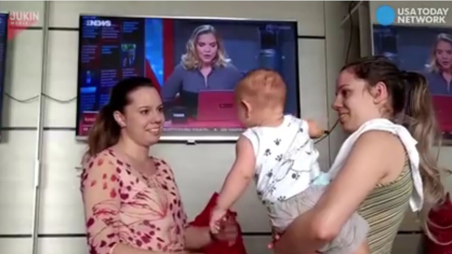El beb&eacute; no distingue cual de las hermanas gemelas es su madre