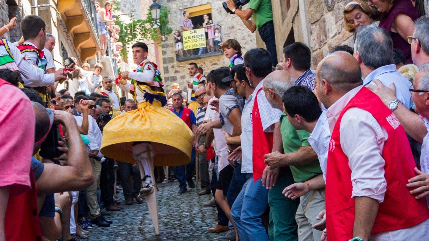 Uno de los danzadores del tradicional baile de los Zancos de Anguiano, en La Rioja