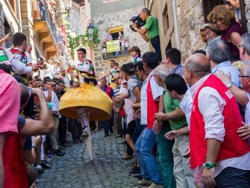 Uno de los danzadores del tradicional baile de los Zancos de Anguiano, en La Rioja Uno de los danzadores del tradicional baile de los Zancos de Anguiano, en La Rioja