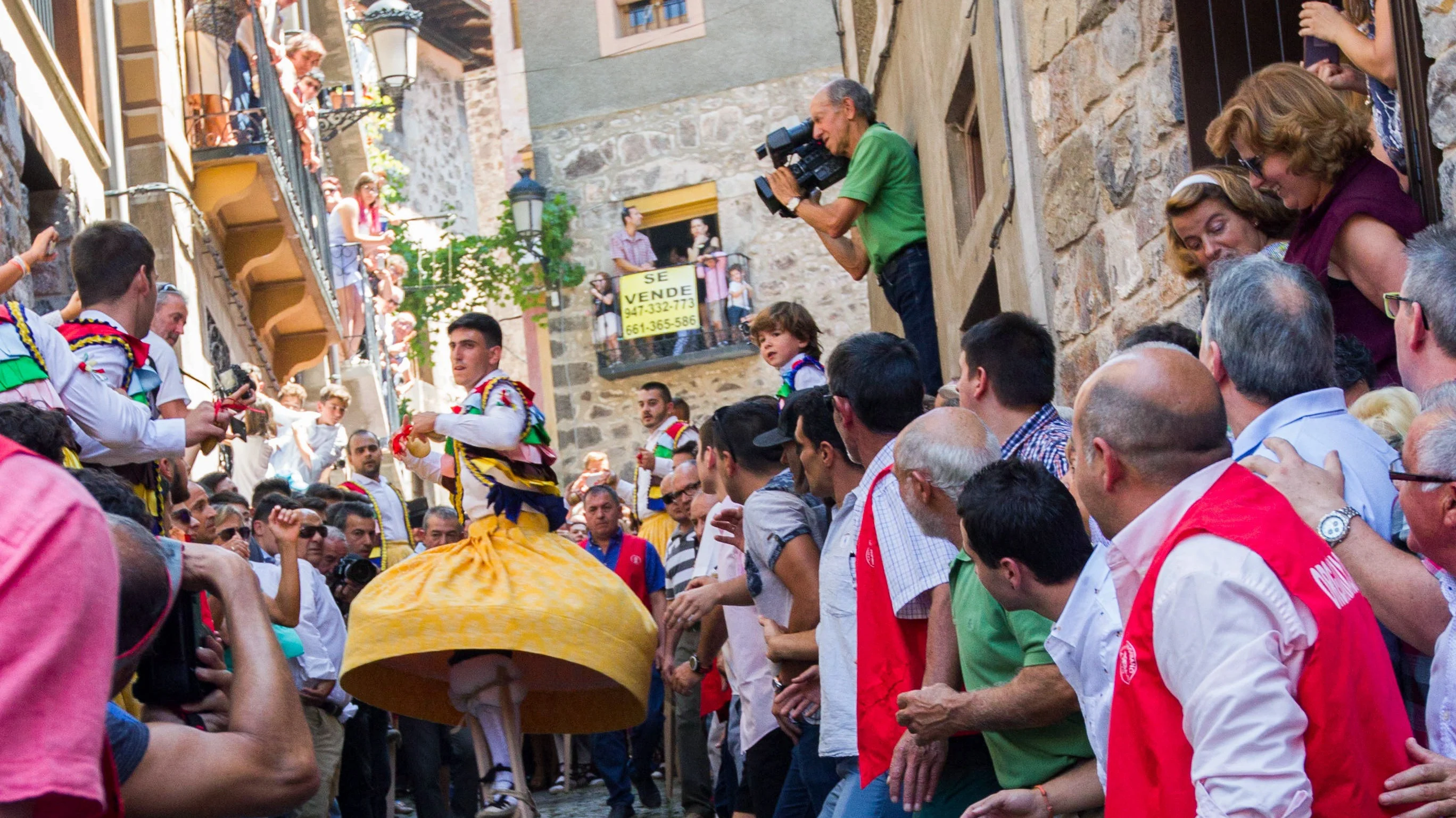 Uno de los danzadores del tradicional baile de los Zancos de Anguiano, en La Rioja