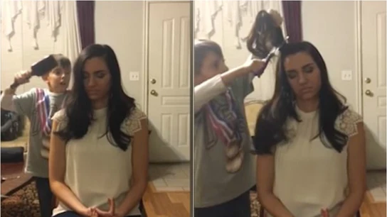 Capturas del vídeo en el que un niño le corta un mechón de pelo a su madre Capturas del vídeo en el que un niño le corta un mechón de pelo a su madre