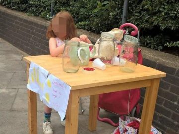 El puesto de limonada montado por la niña en la calle El puesto de limonada montado por la niña en la calle