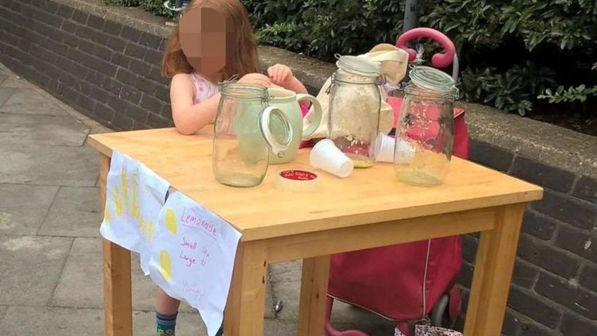 El puesto de limonada montado por la niña en la calle